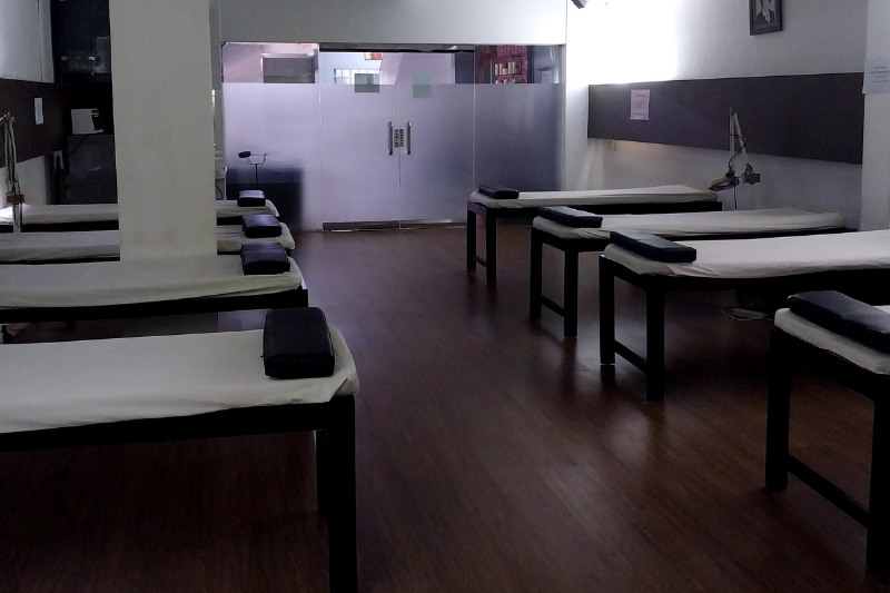 Facial treatment room with beds